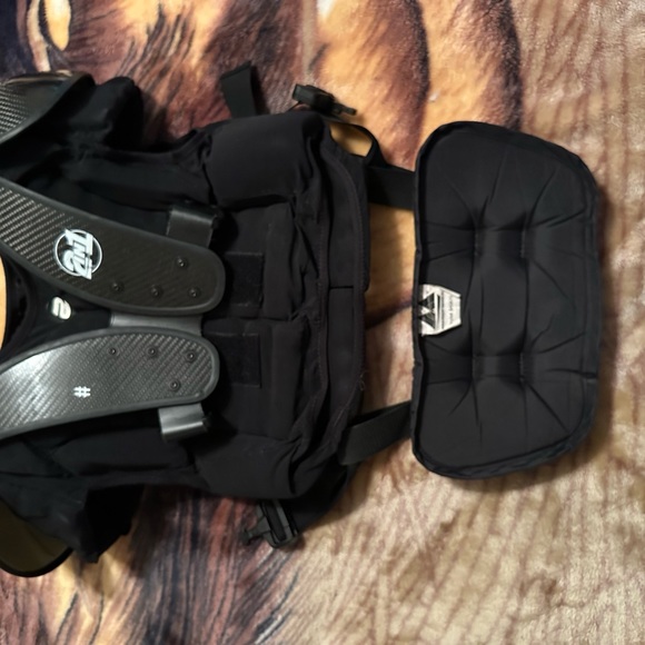 2 In 1 Football Shoulder Pads - Picture 3 of 6